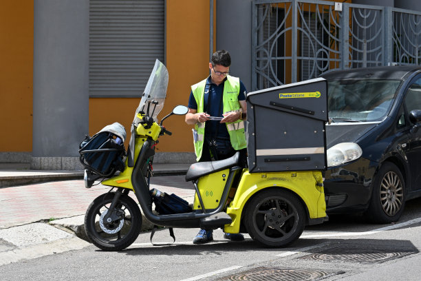 撒丁岛卡利亚里，意大利邮政邮递员骑着摩托车送信。图片下载