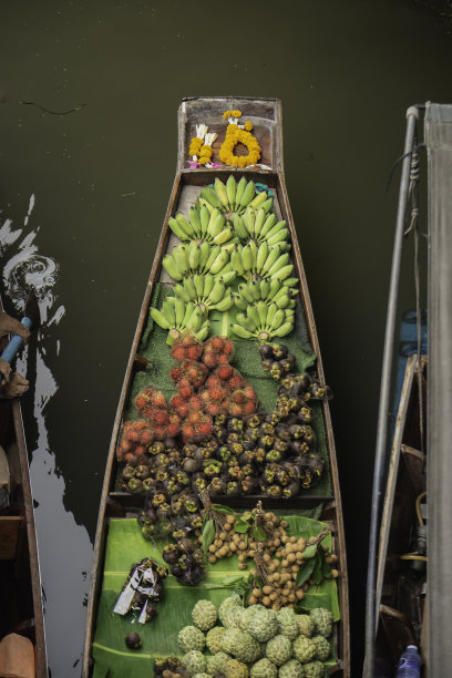 水上市场上的一艘船上的水果图片下载