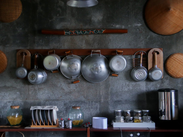 厨房用具挂在墙上。铜炊具。老式厨房内饰图片下载