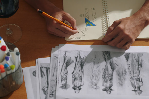 设计师正在设计新的时装系列图片下载