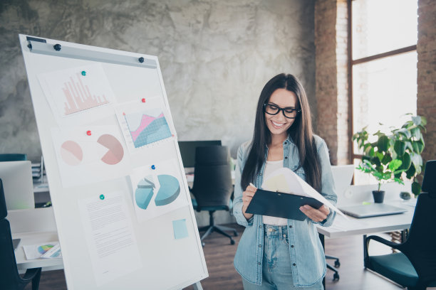 可爱的年轻女士的照片肖像报告数据图表板穿着时尚的牛仔服装现代的工作场所工作办公室室内共同工作图片下载