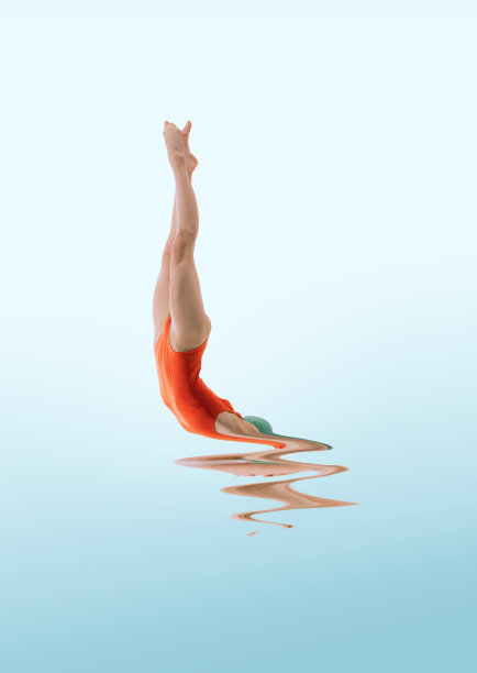 穿着橙色泳装的苗条女孩潜入静止的水中，在渐变的蓝色背景上产生镜像反射。平静和自然。当代艺术拼贴。图片下载