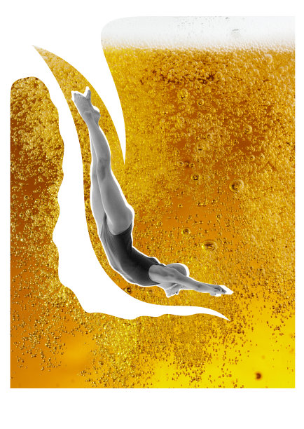 单色图像，年轻女子穿着泳装潜入金色，起泡的啤酒泡沫，象征着放松和节日。当代艺术拼贴。图片下载