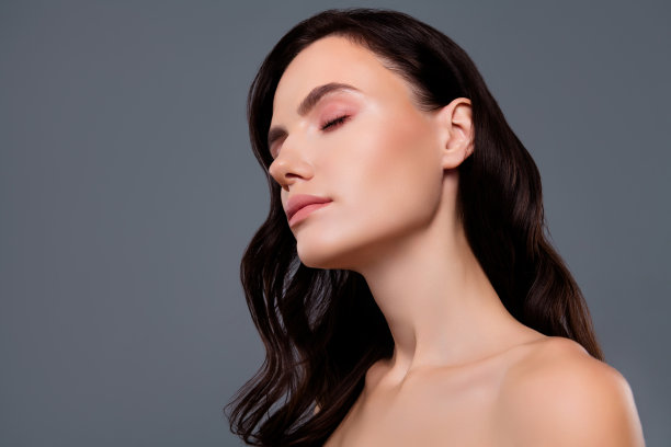 照片卷曲的黑发女孩闭上眼睛的美丽概念孤立的灰色背景图片下载