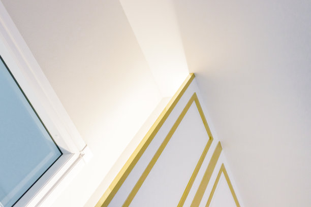 白色和金色的现代家居墙面装饰。图片下载