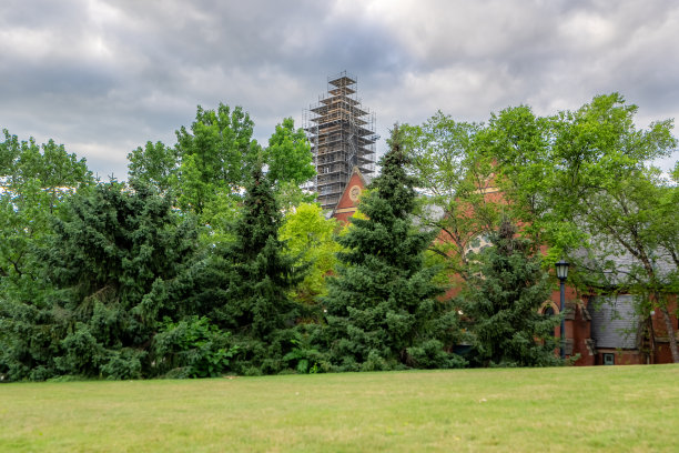 麦格劳钟楼被脚手架覆盖的日间照片。这座塔是康奈尔大学的标志性建筑图片下载