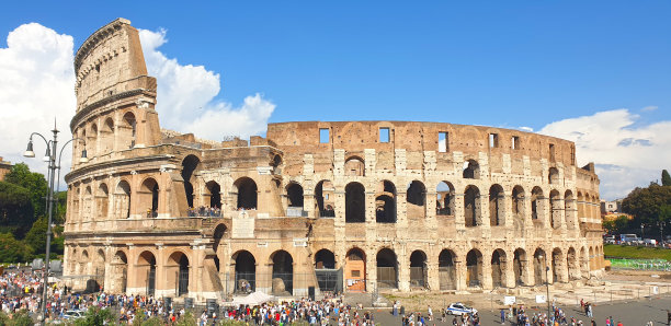 罗马斗兽场的全景，周围有许多游客图片下载