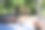 两名运动员的动态照片，男人和女人，并排跑在阳光明媚的公园。早晨例行公事。图片下载