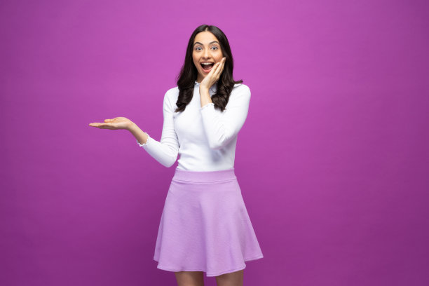 漂亮漂亮可爱迷人的女人穿着裙子孤立在紫色背景股票照片的照片图片下载