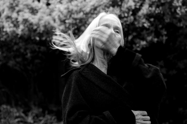 受惊的高级女子在花园里，黑白，背景与复制空间图片下载