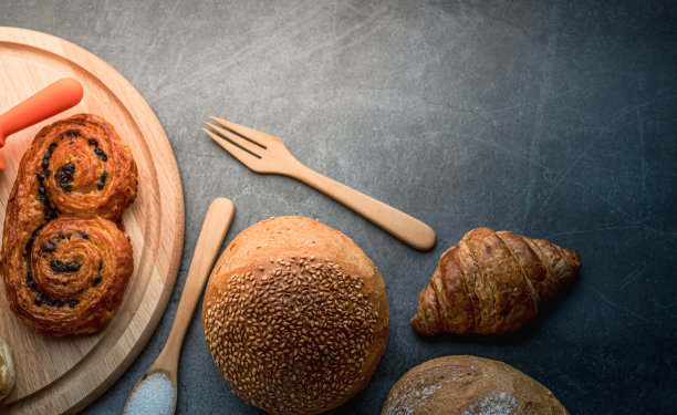 现代面包店，货架上有各种各样的面包。全景封面横幅背景概念。食品概念和商业概念背景图片下载