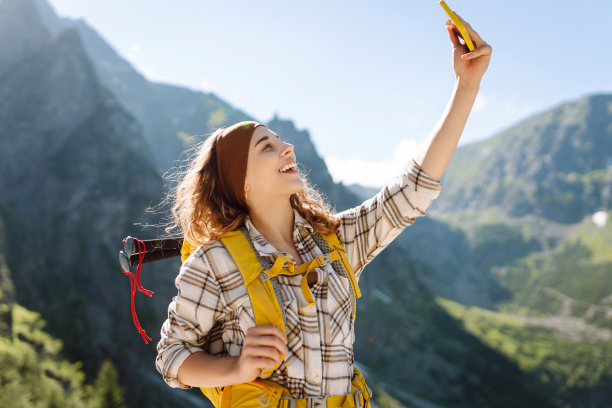 快乐的旅游女性在户外拍照留念，分享风景自然背景的照片，享受假期假期旅行冒险图片下载