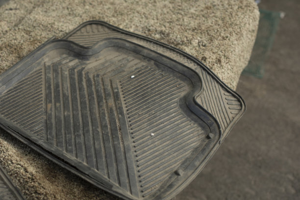 黑色汽车地毯。车里有脚垫。运输中的灰色被褥。图片下载