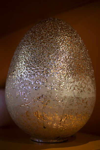 金蛋。项目在内部。架子上的钢蛋。图片下载