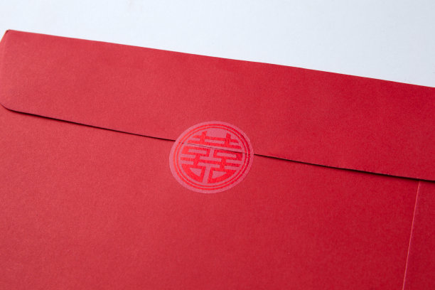 白色背景的中国婚礼红包特写，中文翻译:幸福和夫妻幸福图片下载
