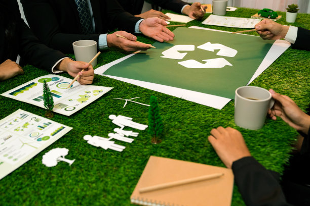 与商务人士开会桌上的回收图标。古雅的图片下载