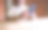 一个女人手持并使用手机的特写图片图片下载