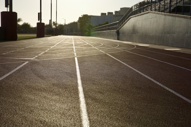 有露天看台的高中田径队图片下载