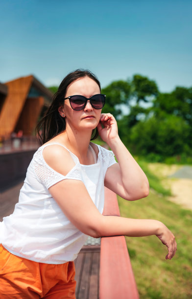 36岁的俄罗斯妇女在夏日戴着墨镜的照片图片下载