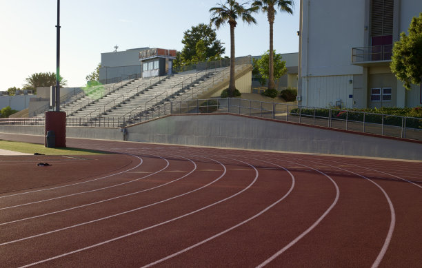 有露天看台的高中田径队图片下载