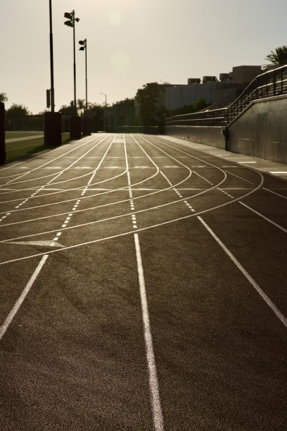 高中的跑道环绕着足球场图片下载