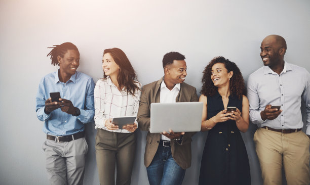 笔记本电脑，平板电脑和业务线的背景，在办公室联系我们，招聘和网络。多样性，公司和男性和女性对排队，招聘和面试的技术图片下载