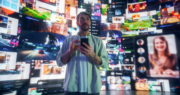 白人男子的肖像使用智能手机在三维网络空间与动画社交媒体界面，在线视频游戏，视频，互联网内容。男性-爱好者冲浪网络的可视化。图片下载