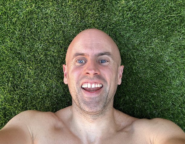 兴奋的白人男子的头部照片孤立在草地背景在夏天的时候图片下载