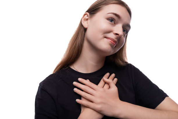 一个善良的15岁白种金发女孩的特写肖像，背景是白色的图片下载