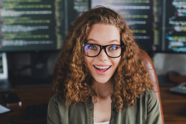 照片可爱的快乐成功的女性软件开发人员在现代舒适的工作空间工作站室内图片下载