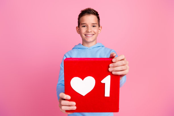 社交媒体图标迷人的十几岁男孩的照片肖像，穿着时尚的蓝色衣服，孤立在粉红色的背景下图片下载