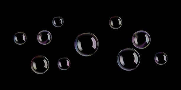 透明肥皂泡沫球在空气中。3D彩虹球和纹理圆漂浮在黑色png。玻璃塑料镜面反射在大浴珠上。闪亮的粉彩吹起了白日梦般的泡泡图片下载