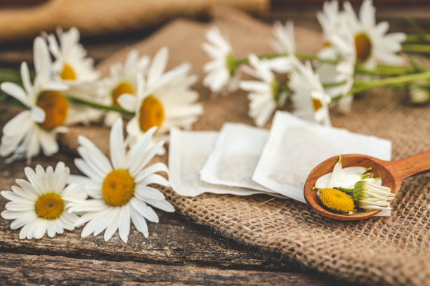 一包洋甘菊茶。装在木质背景袋里的洋甘菊茶图片下载