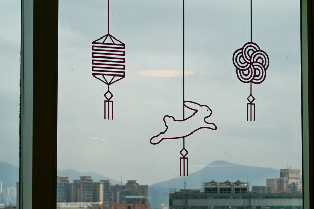 传统的中国中秋节装饰。在窗户上贴装饰贴纸。图片下载