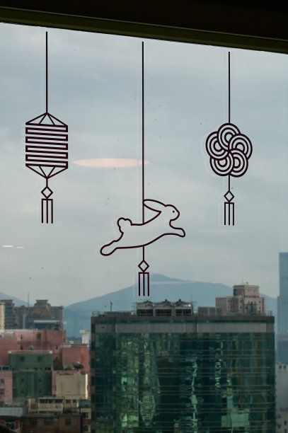 传统的中国中秋节装饰。在窗户上贴装饰贴纸。图片下载