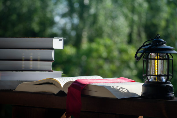 灯和书图片下载