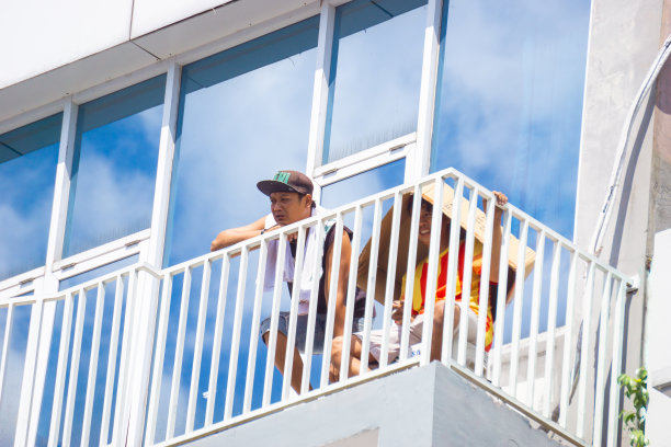 人们在阳台上搭着白色的建筑图片下载