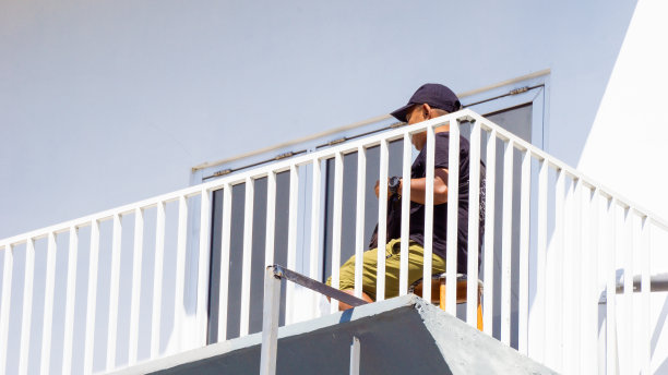 人们在阳台上搭着白色的建筑图片下载