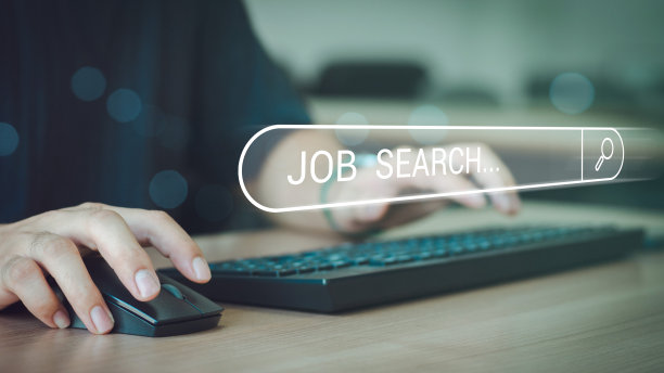 求职概念。一个人用笔记本电脑找工作的概念。找到你的职业，人们在网上搜索职位空缺，招聘，找工作。失业和经济不景气。图片下载