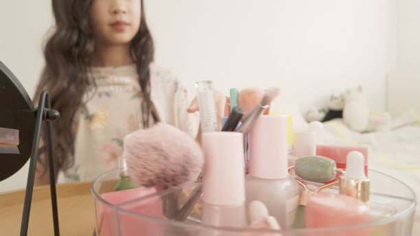 青春期前的美容产品，化妆品和护肤品在化妆品组织存储。图片下载