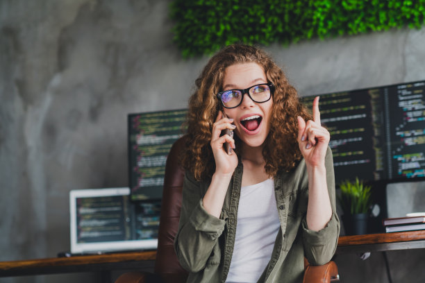 可爱的快乐成功的女人照片系统管理员专家首席工作现代工作站在室内讲电话图片下载