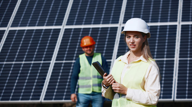 建筑师和工程师安装太阳能电池板。一男一女或一组工程师在开会或进行施工规划图片下载