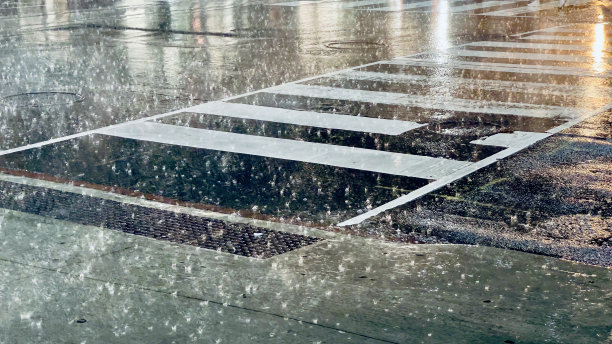 2024年7月多伦多令人难以置信的非常潮湿的一天。这张照片是在白天拍摄的，但是天太黑了，汽车需要头灯。雨继续下，人们都湿透了图片下载