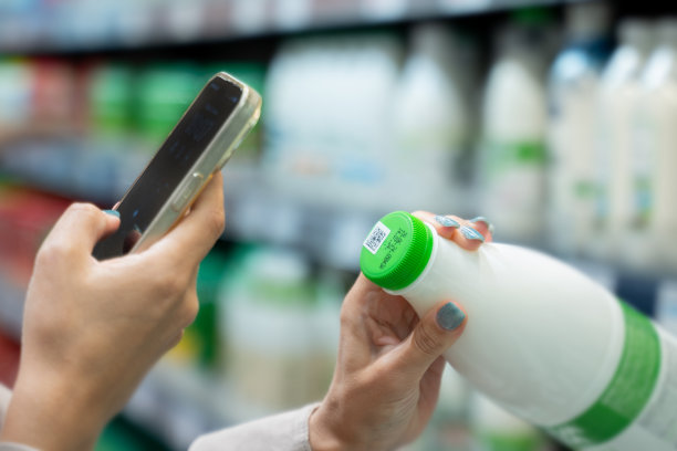 女性拿着牛奶，扫描标签的特写镜头图片下载