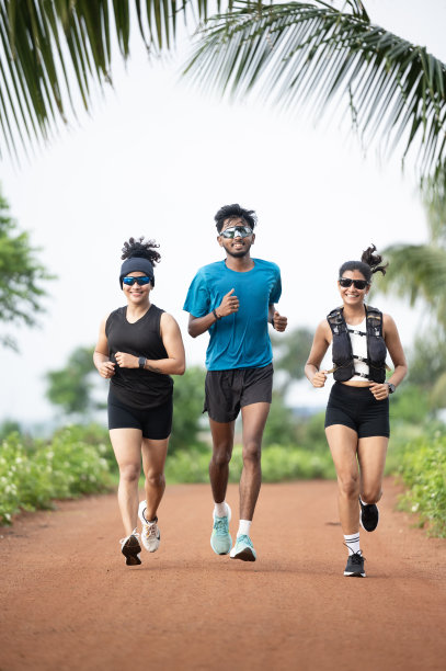 全身穿着运动服的人图片下载