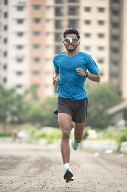 快乐健康的年轻人在城市户外跑步。人们崇尚健康的生活方式理念图片下载