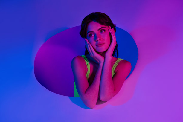 照片中的女孩从圆洞摸脸温柔的皮肤看起来空白空间孤立的颜色背景图片下载