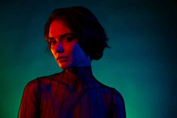 照片的女人棕色头发看相机穿蕾丝装孤立的渐变鲜艳的颜色背景图片下载