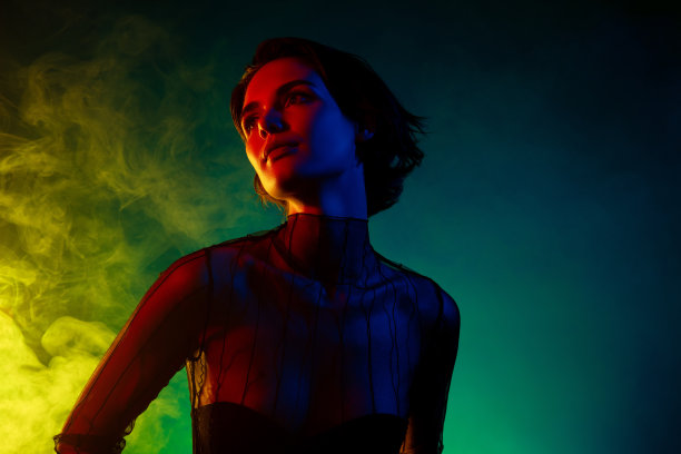 照片的女人在蕾丝西装服装看一边孤立在朦胧梯度彩色明亮的背景图片下载