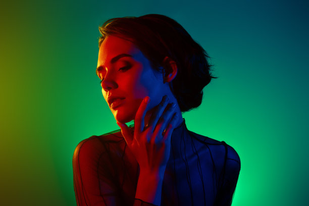 照片的女人触摸，手牵手，下巴看一边孤立的渐变明亮的颜色背景图片下载